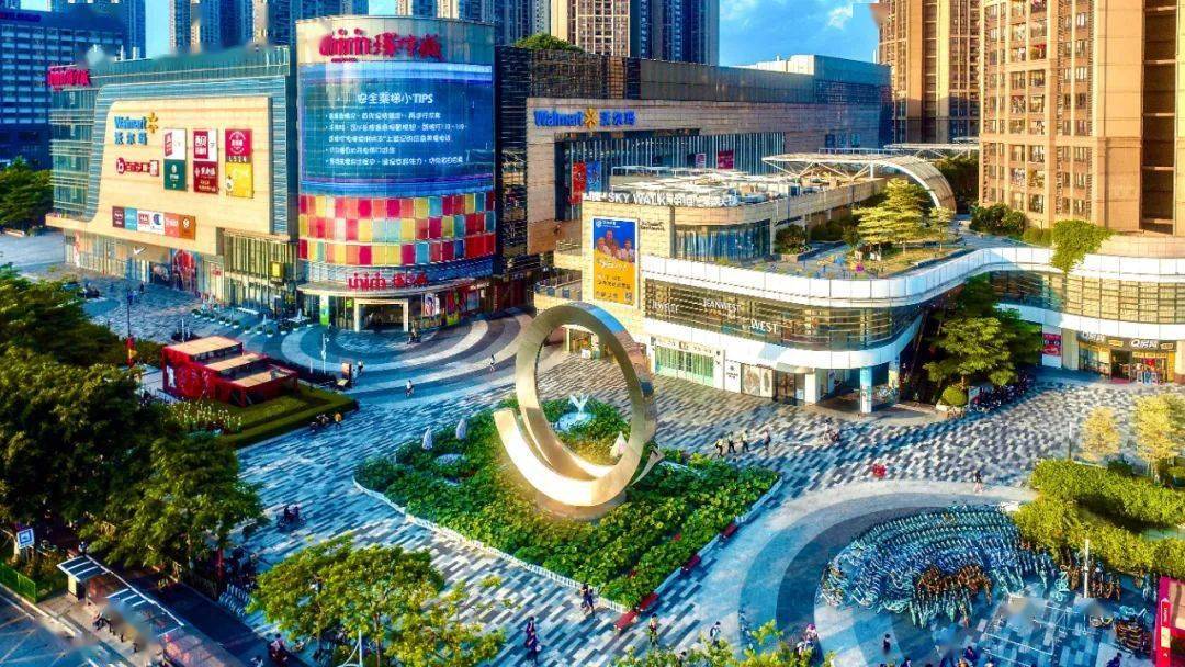 近日,千灯湖环宇城举办"荷香绿夏"荷花艺术展,摆置了1500盆夏荷.