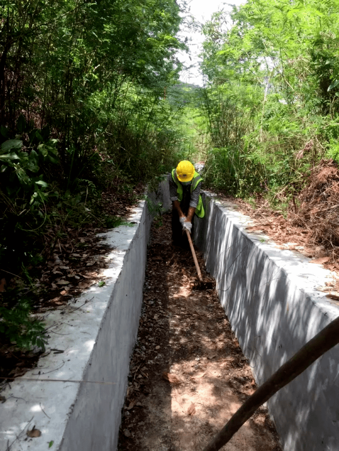 对道路,桥梁,隧道,边坡等道路设施进行巡查检查,提前对泄水孔,截水沟