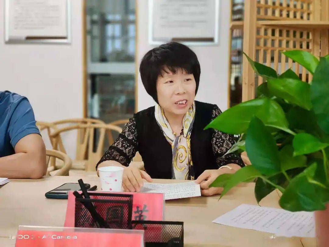 吉利实验学校正式签约揭牌,在拍下上面这张照片时,李青青校长说保存好