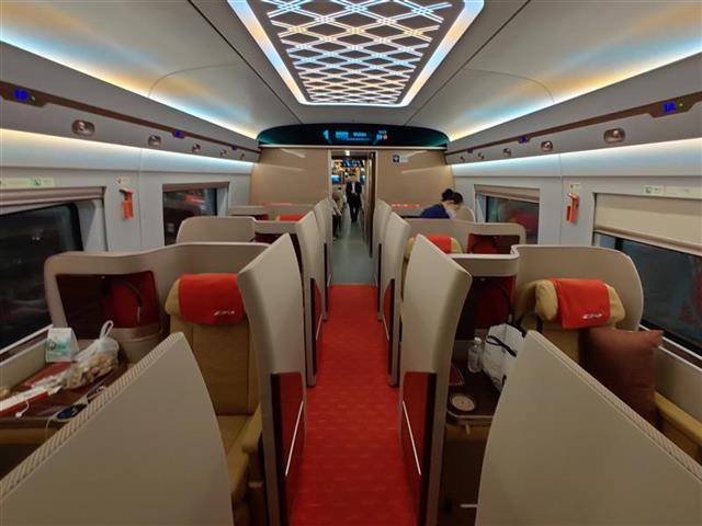 2组8节编组的"cr400bf-z"型复兴号智能化动车组重联运行,有座位1156个