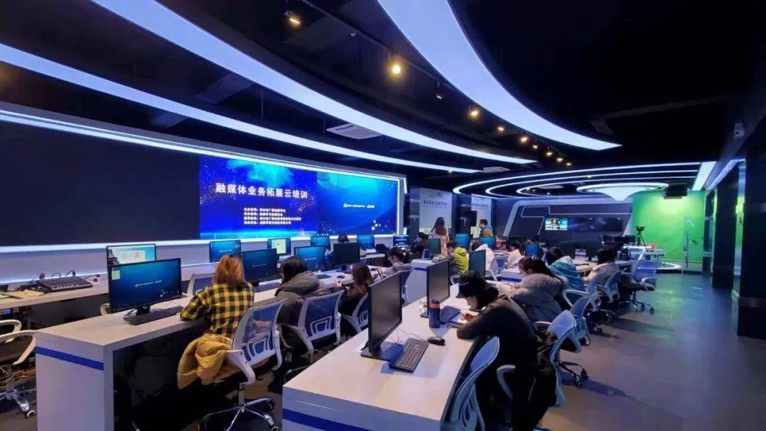 就业前景:能够面向网络新媒体,移动互联网新媒体,融合媒体平台,新闻