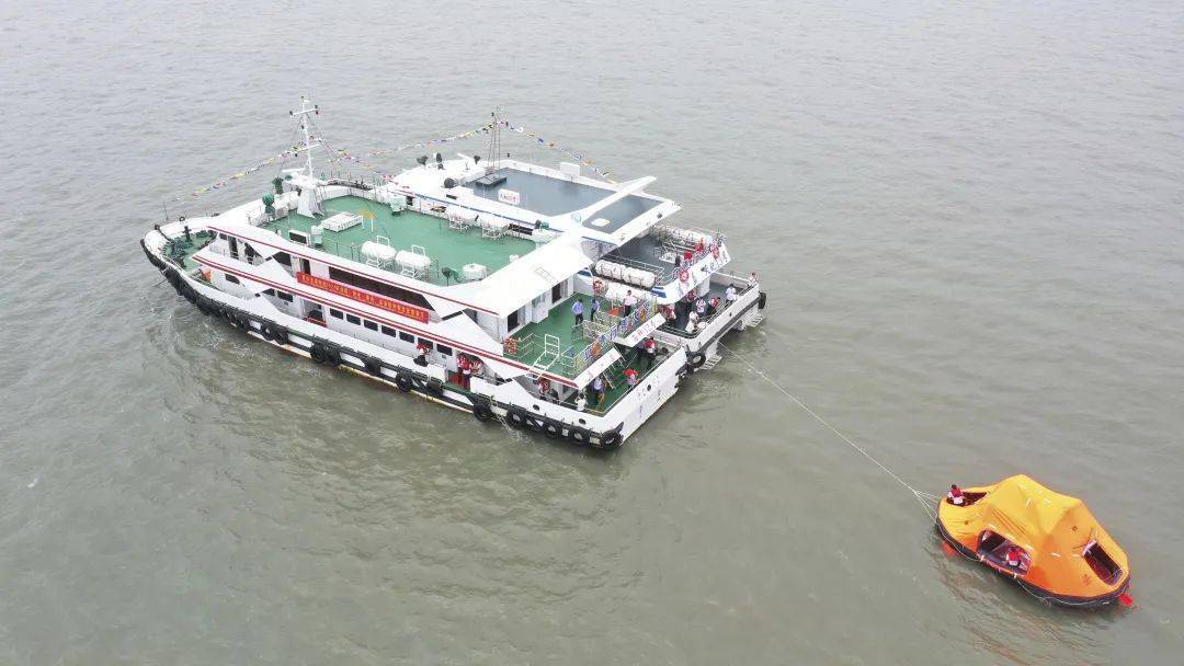 调动"天妃13号"轮前往事故海域协助"海神12号"轮旅客及船员撤离,救助