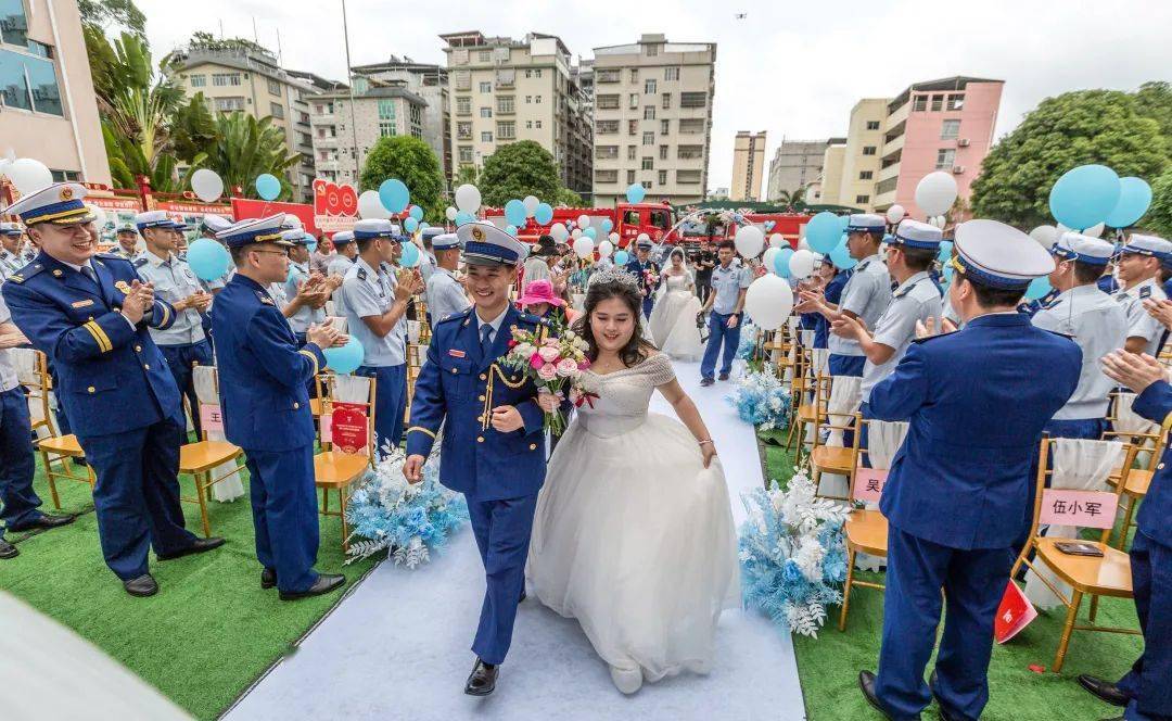 右手敬礼左手牵你消防员集体婚礼甜蜜开启