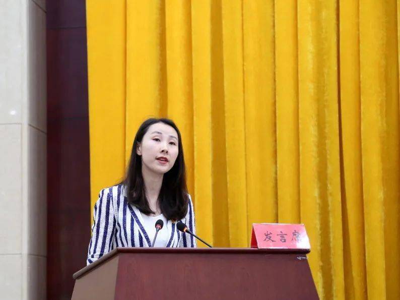 常务副校(院)长蒋文龄,副校(院)长李培文出席并为学员颁发结业证书,第