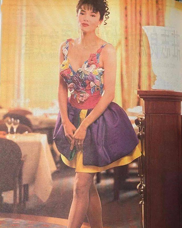 郑裕玲晒早年穿泳衣性感照!完全不输冯盈盈,张曦雯