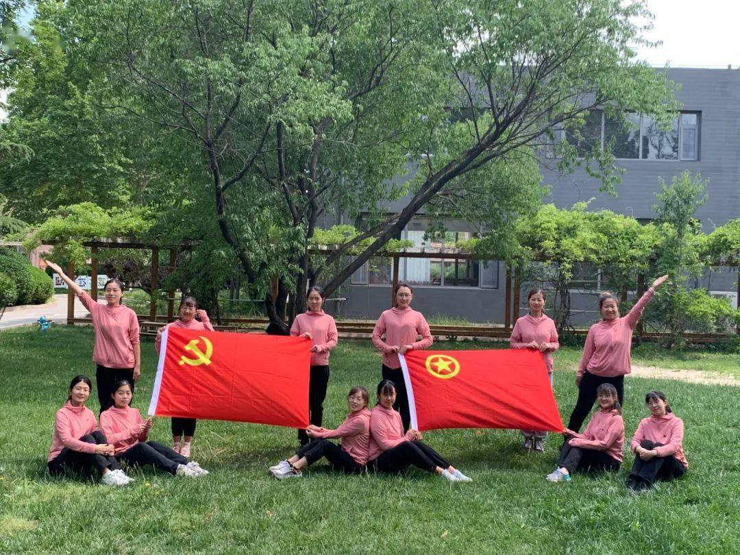 七一献礼我与党旗团旗合张影