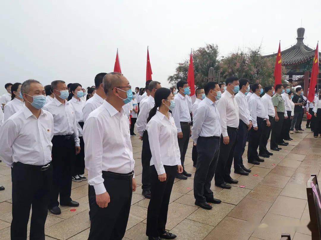区委书记韩恺带领党员代表宣誓,区委副书记,代区长郝炜主持仪式,市