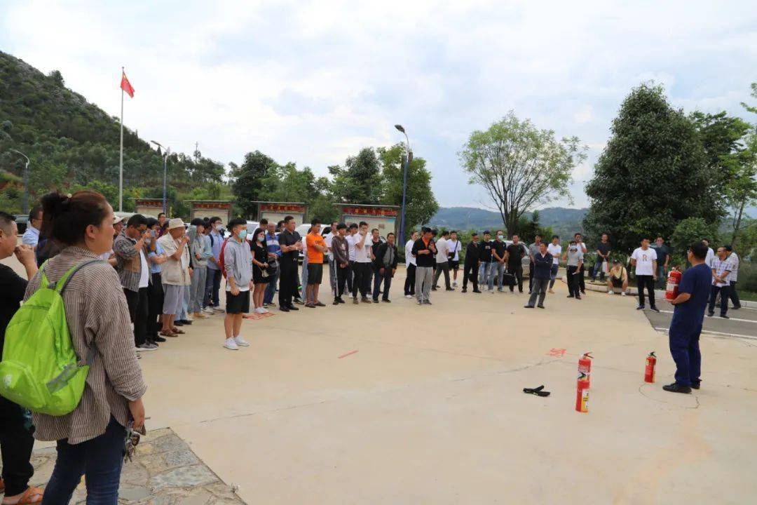 泸西县召开消防安全知识暨灭火演练培训工作会