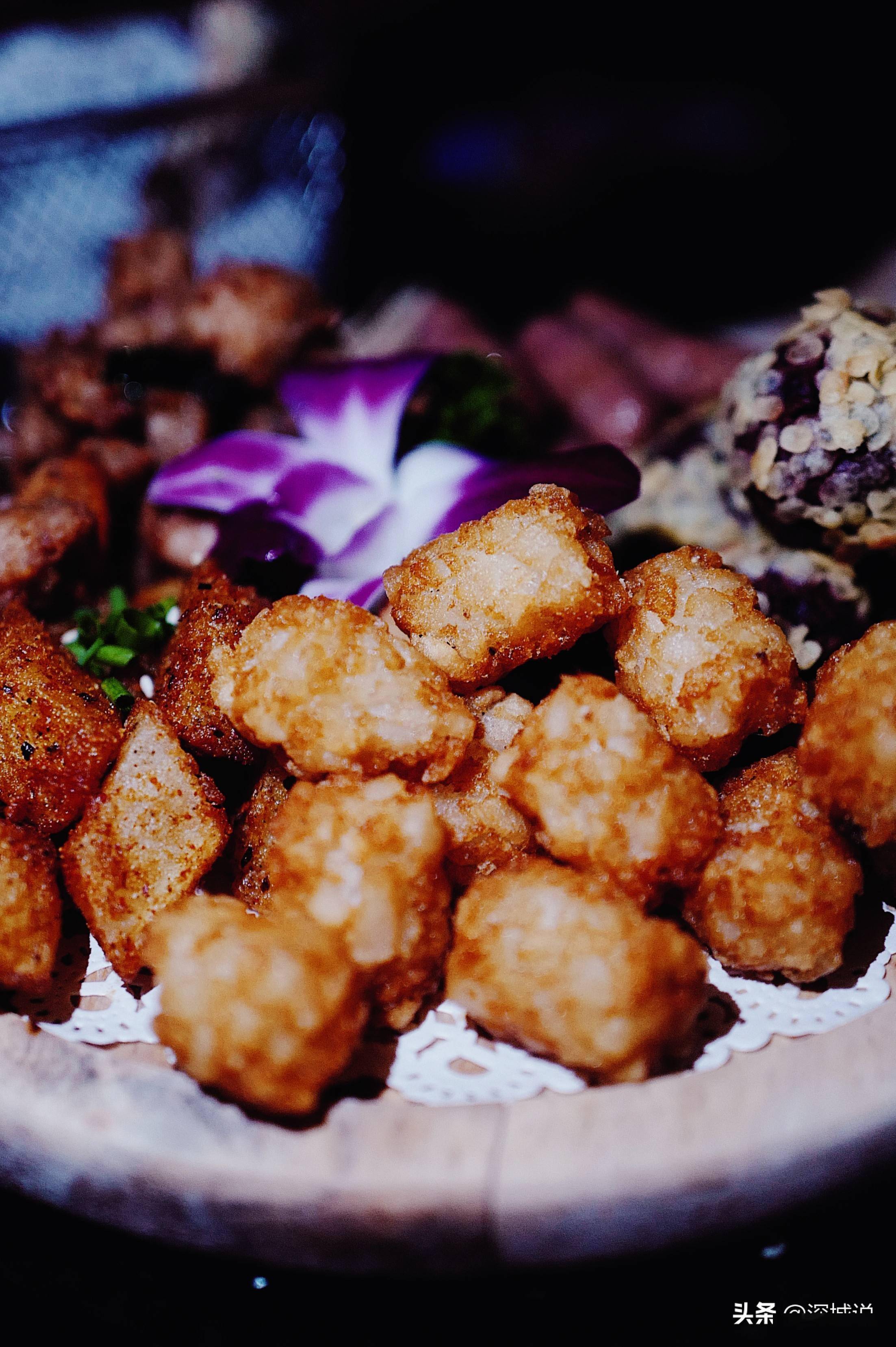 都说纯k是被ktv耽误的美食城随便点了几道小吃后我信了