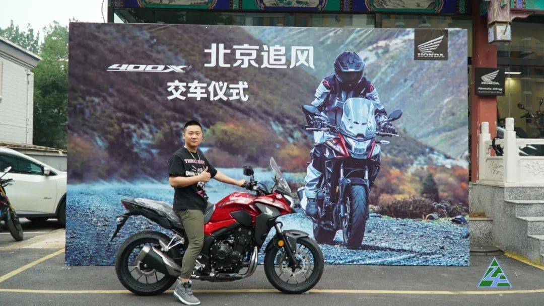 合资品牌新车声势浩大19辆cb400x在本田hondawing北京追风店圆满交付