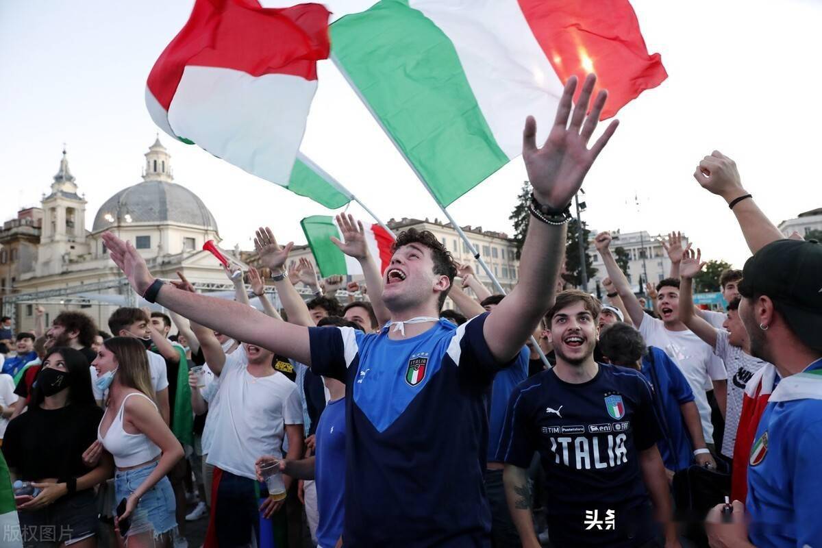 意大利国家队挺进欧洲杯八强,罗马当地球迷街头狂欢庆祝