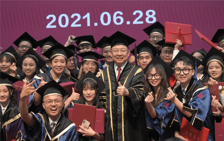 躺平弹幕快乐星球看深大网红校长今年又说了什么