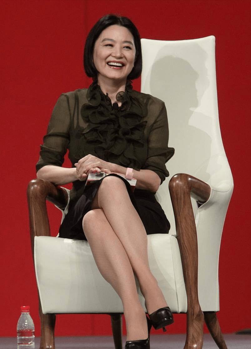 66岁林青霞状态真好身穿礼服裙华贵端庄气质温和淡雅