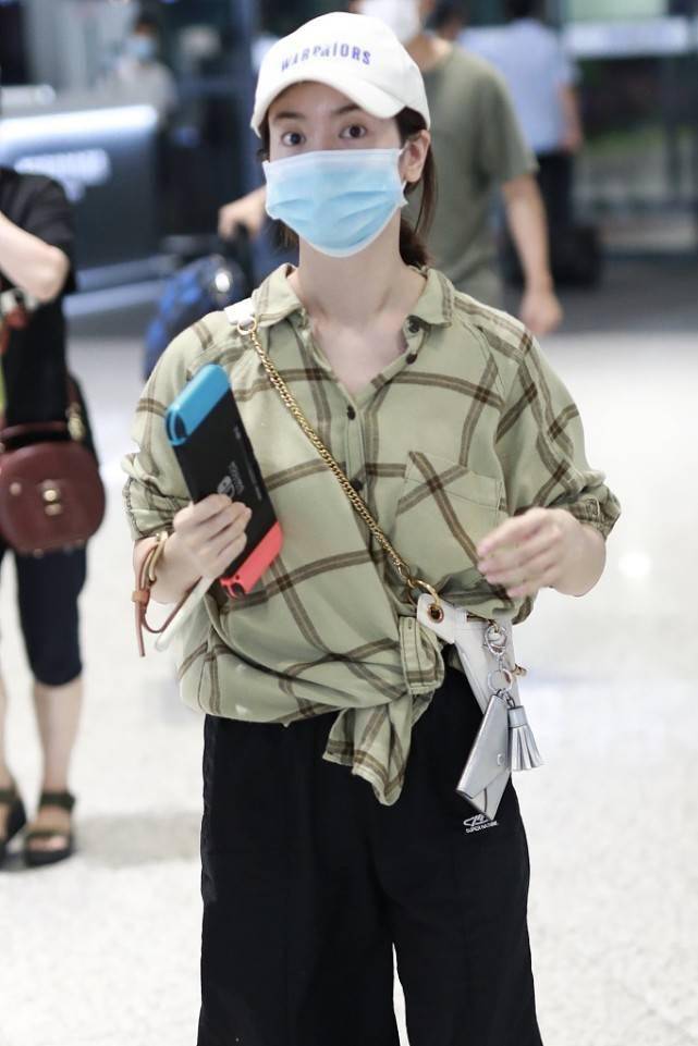 李晟不修边幅穿拖鞋配格纹衫和老公嬉笑打闹素人感拉低气质