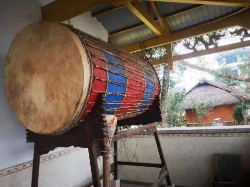 当地布朗族流行蜂桶鼓舞,蜂桶鼓舞是布朗族跳鼓的总称,起源于布朗族的