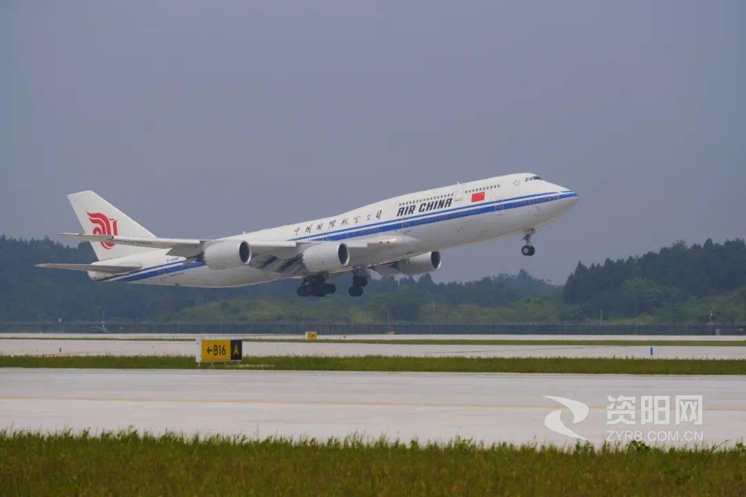 投运第一天资阳市民花样打卡成都天府国际机场