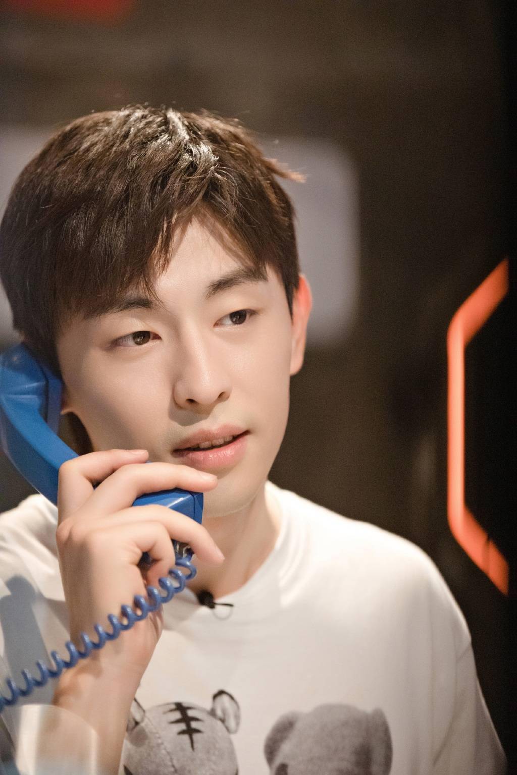 今日,邓伦《密室大逃脱》剧照公开,一身白色印花t恤尽显清爽帅气,皮肤