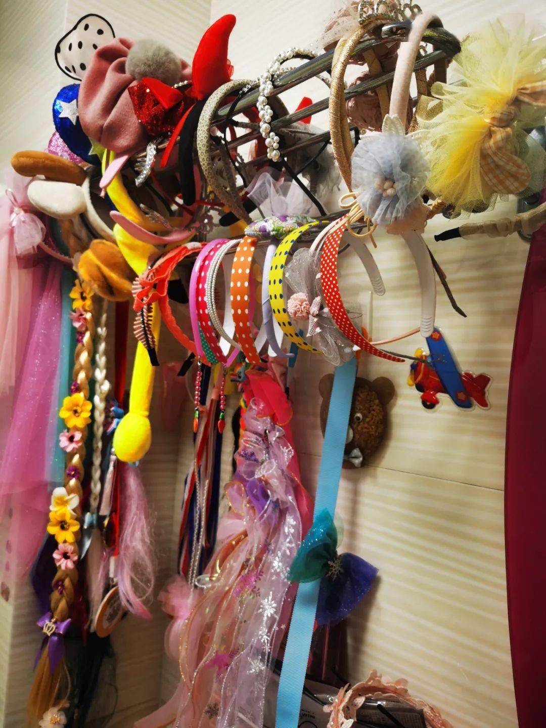 穿汉服时她会给女儿编一个古代大小姐发型;遇上节日她会结合节日