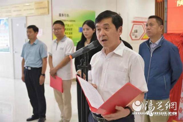 扶风县政府副县长郭小军致辞,中国散文学会常务副会长红孩讲话,陕西省