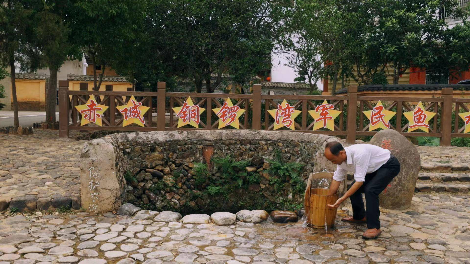 于都县段屋乡的铜锣湾,因村庄坐落的地形像铜锣而得名.