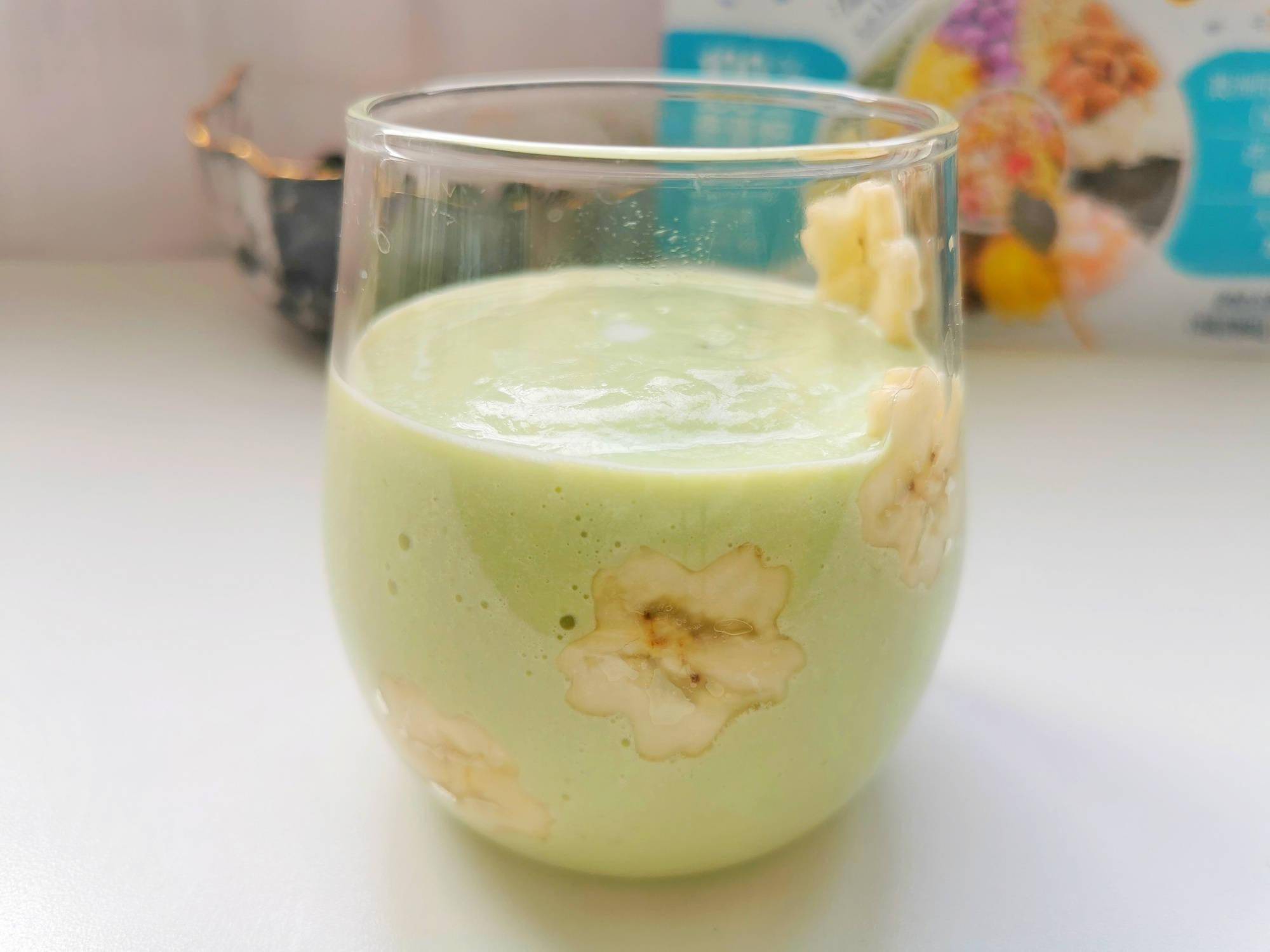 打好的牛油果香蕉奶昔倒入杯子中,倒的时候动作慢一些.