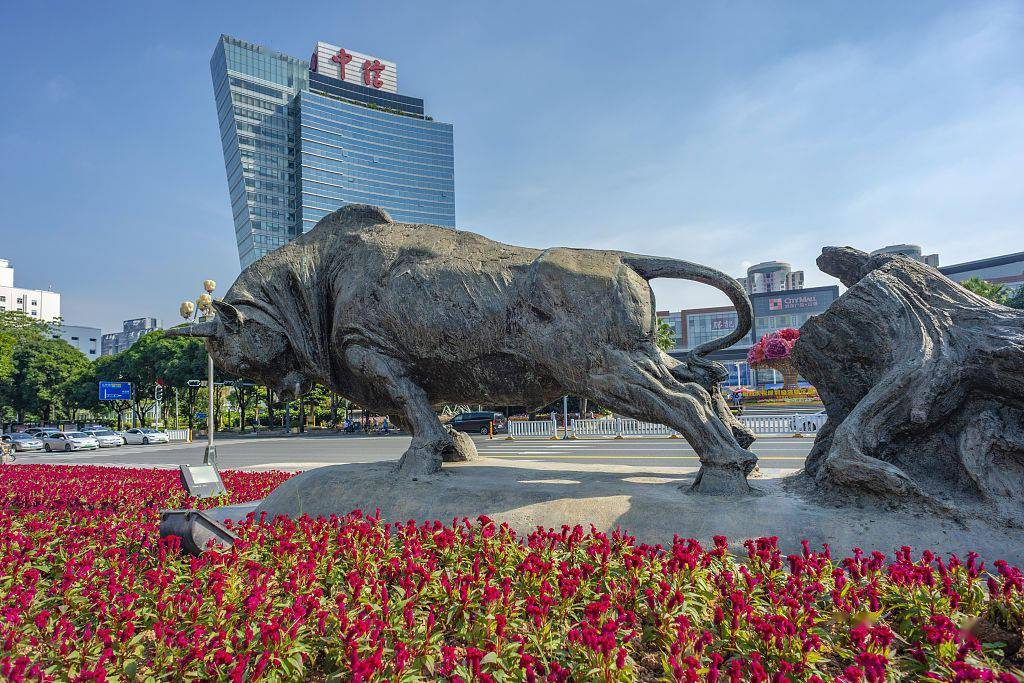 2020年10月12日,深圳市委门口的拓荒牛雕塑 ,该雕塑也叫孺子牛 ,有着