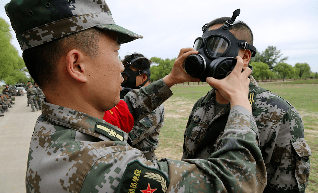 献礼骄阳似火六月天训练场上练兵忙