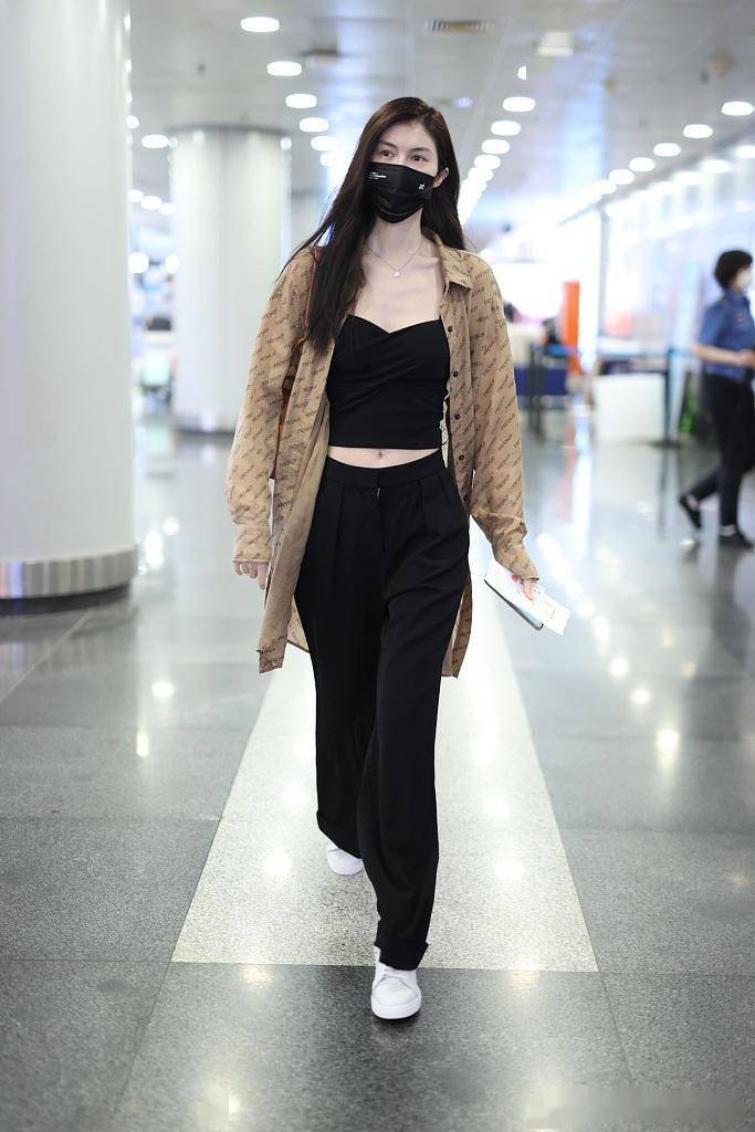 何穗穿露脐装秀小蛮腰 长衫飘飘肌肤白到发光