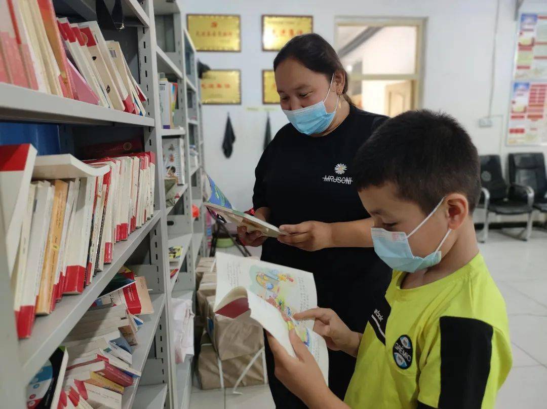 活动中,孩子们挑选自己喜欢的书籍,和家长一起津津有味地阅读着