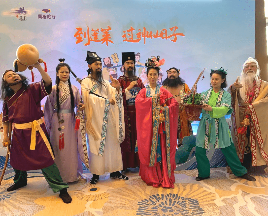 "八仙真人秀"的表演令人拍案叫绝,引的众人掌声不断,欢呼连连.