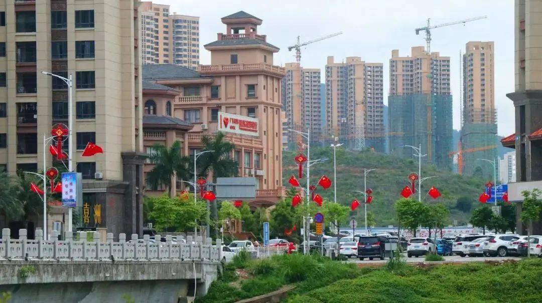 惠东街头尽显"中国红"!_大道