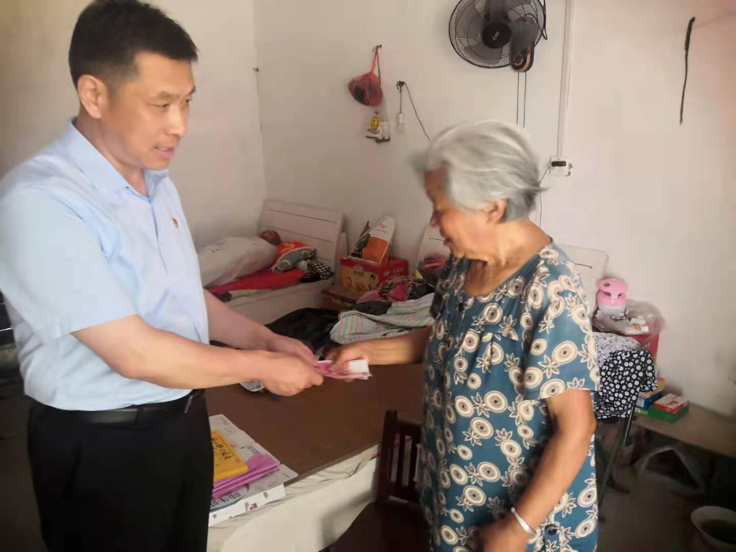 镇平县贾宋镇:走访慰问老党员 不忘初心暖人心