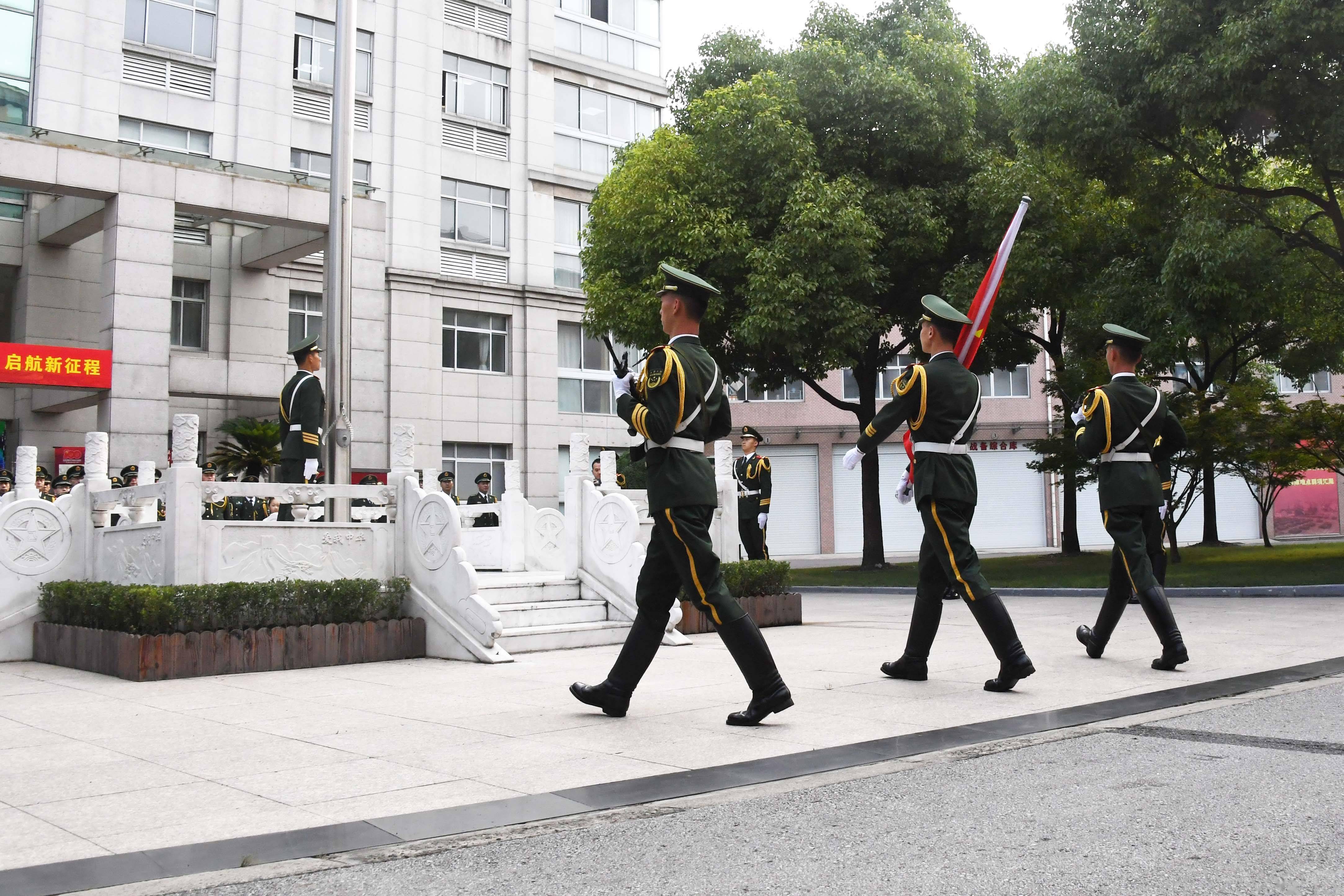 霓虹灯下新一代哨兵重温入党誓词武警上海总队举行庆祝建党百年升旗