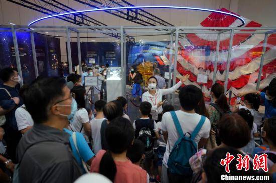 暂停|香港“航天热”热度不减 市民踊跃参观月壤