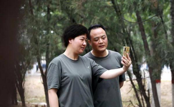 摄影:宋松远每当胡峻驾机升空在不远处的办公楼里总有一个人心中充满