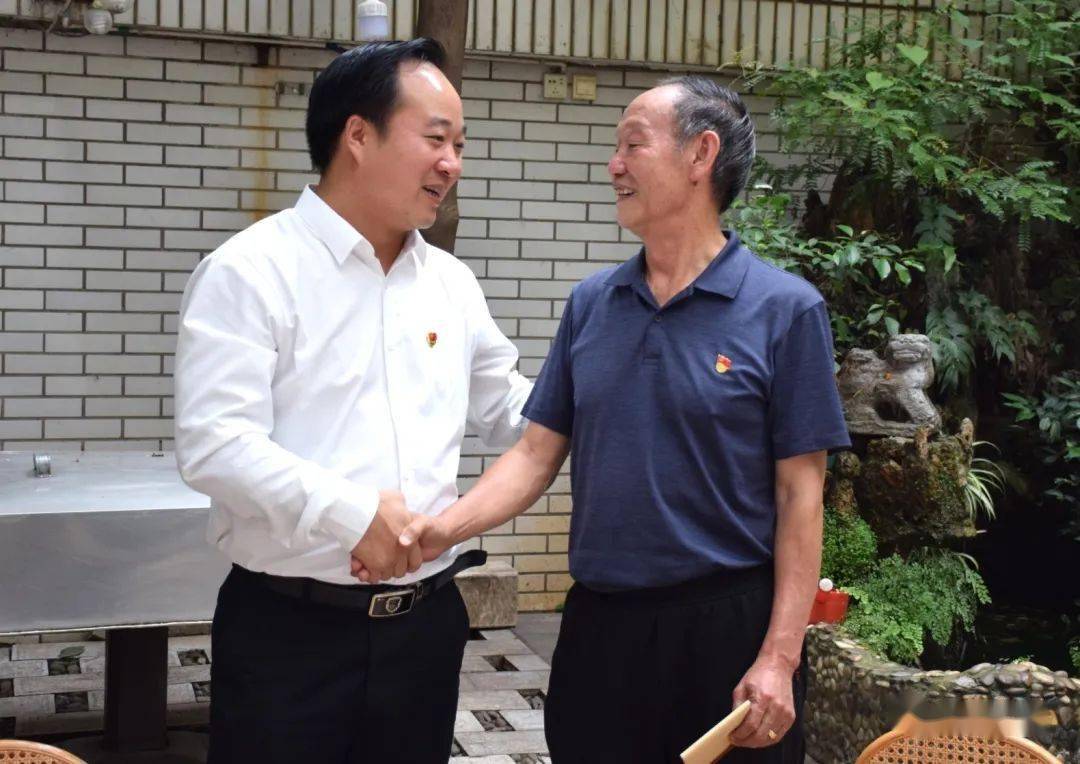 【永远跟党走】县委副书记,代理县长欧明锋率队开展"七一"走访慰问