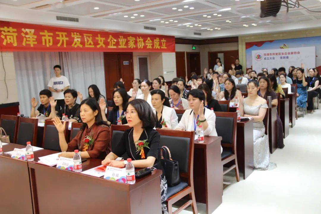 行政审批服务局局长马彩光,党群工作部妇联高级主管李东娟,主管孙慧