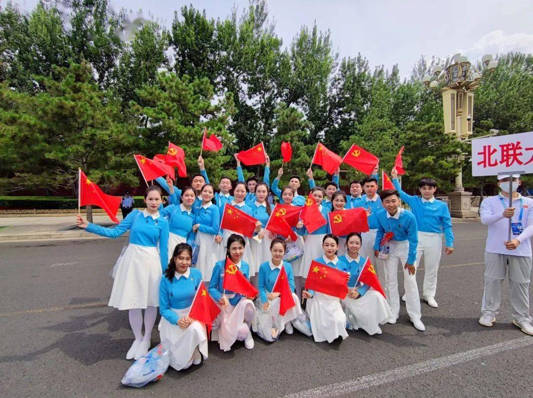 服装献词团学生开展主题团日活动献词团学生合影百年华诞排版丨崔菀芩