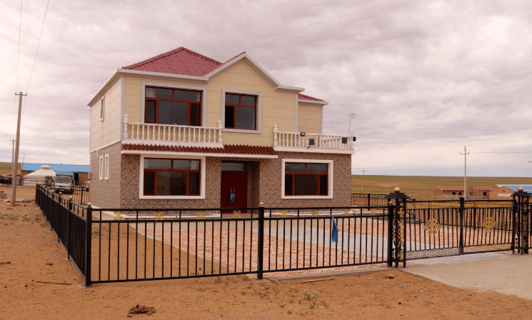 我们的奋斗这家牧民第三栋楼盖起来了