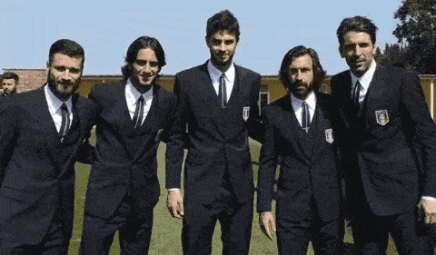 站在绿茵场上 仿佛古罗马雕塑一般容颜与身材的球员 永恒之城的狼王