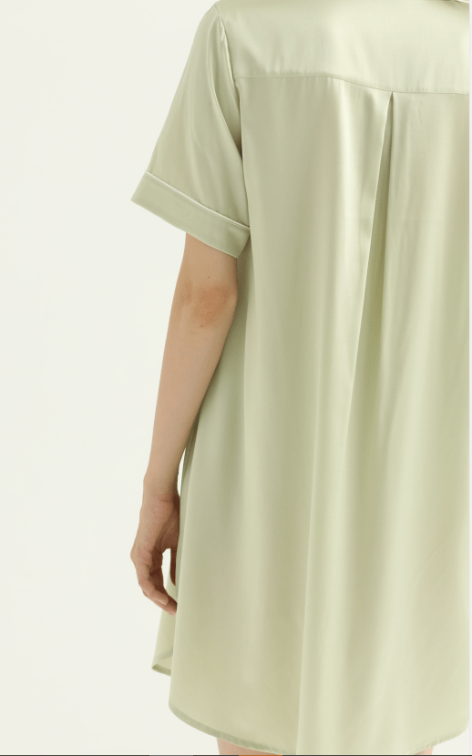 衬衫裙除了宽松舒适的特性,设计点睛之笔的精巧翻领,背面修身工字褶