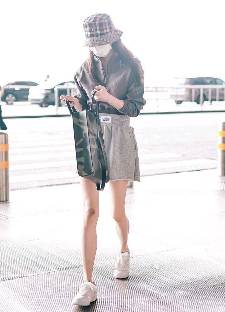 玲女郎张小斐走机场穿卫衣搭配短裤看似反季却意外显时髦
