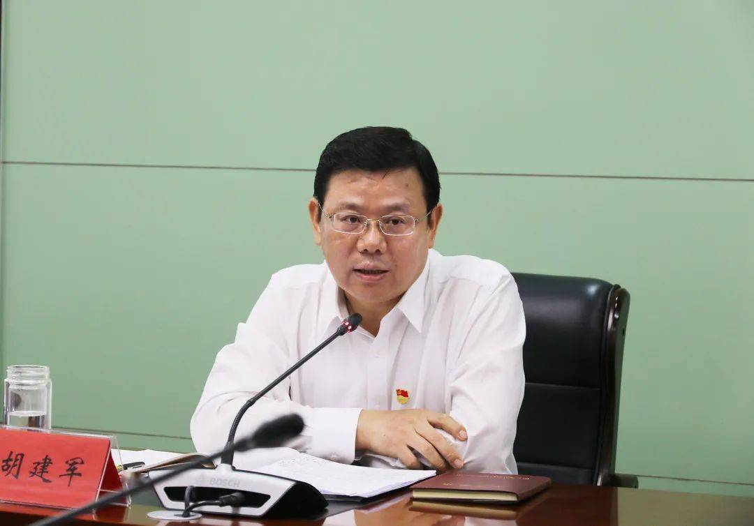 胡建军,黄万荣参加市政府办公室第二党支部专题组织生活会