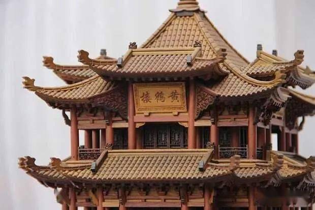 而我们所见到的这些木雕古建筑微型景观,就是用木雕独特的手法,将现实