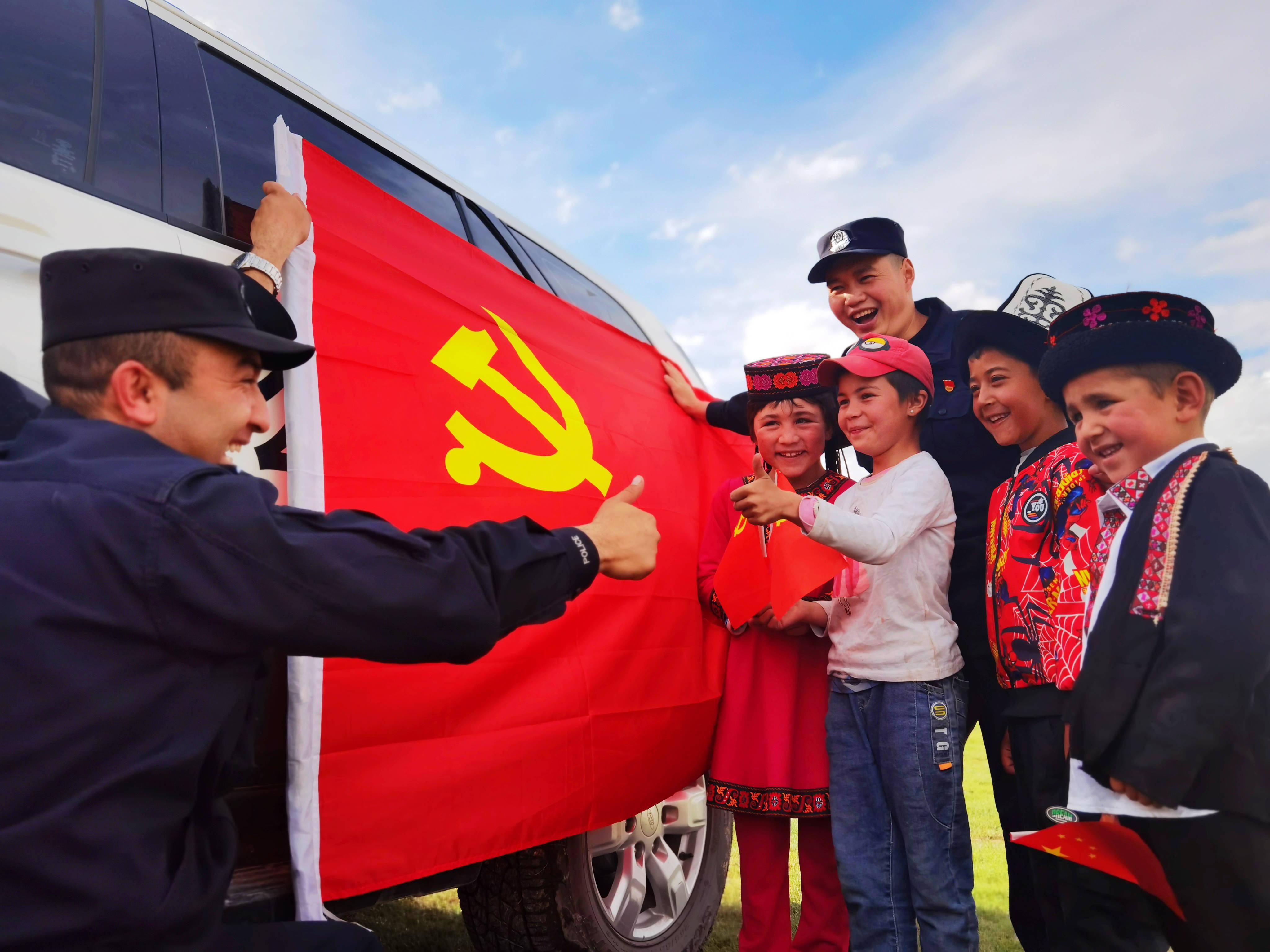 新疆喀什:移民管理警察牧區普法與民共慶黨的生日_黨旗