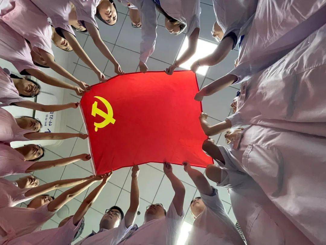 通用技术集团湖南航天医院外科一党支部全体党员,高举党旗,向党承诺