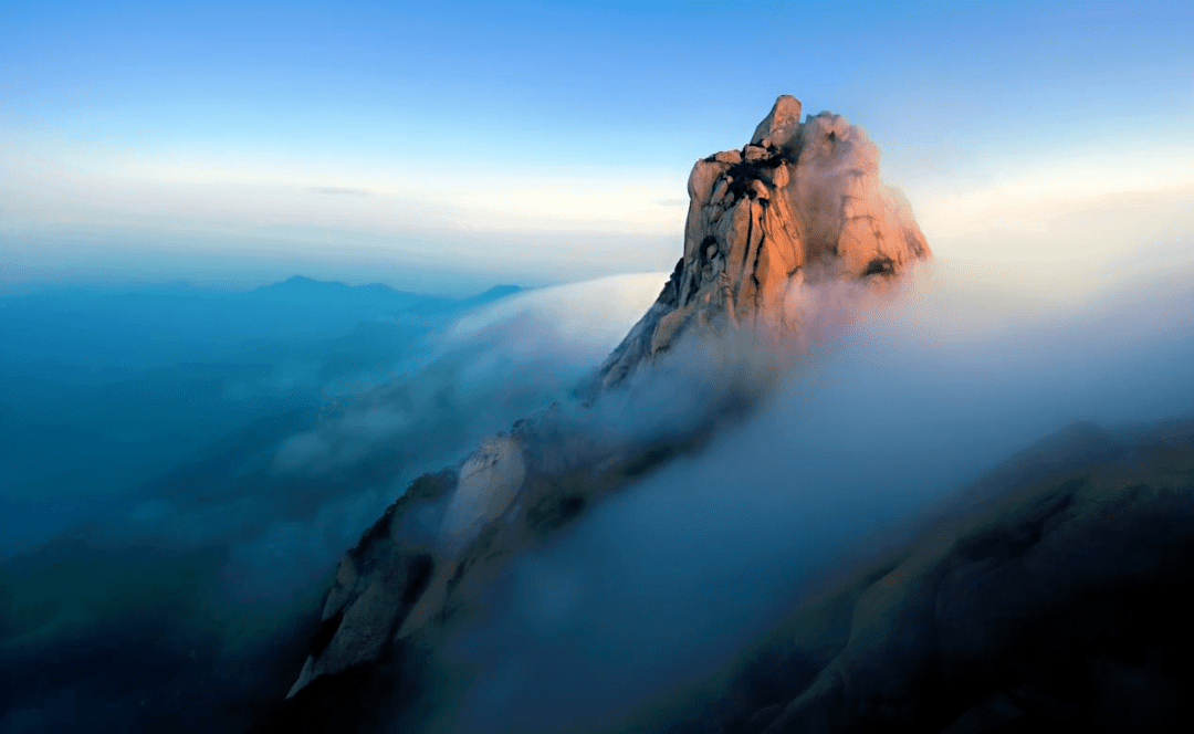 邬旻摄位于安徽省潜山县西南部,自然景观令人叹为观止,有"云海,佛光