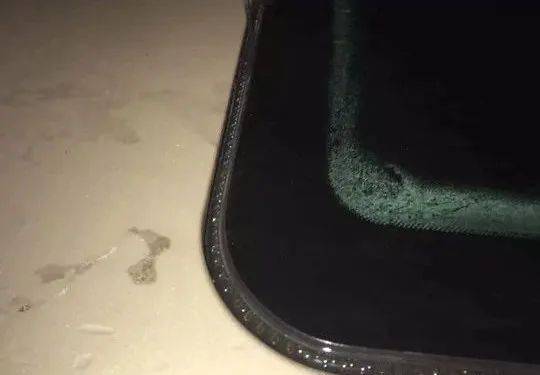 高速行驶的车辆被闪电余波击中，瞬间抛锚！