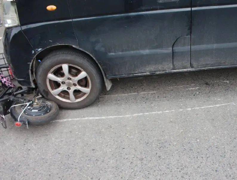 痛心新蔡这两个未成年骑电车上路发生车祸其中一个还逆行撞伤近80岁