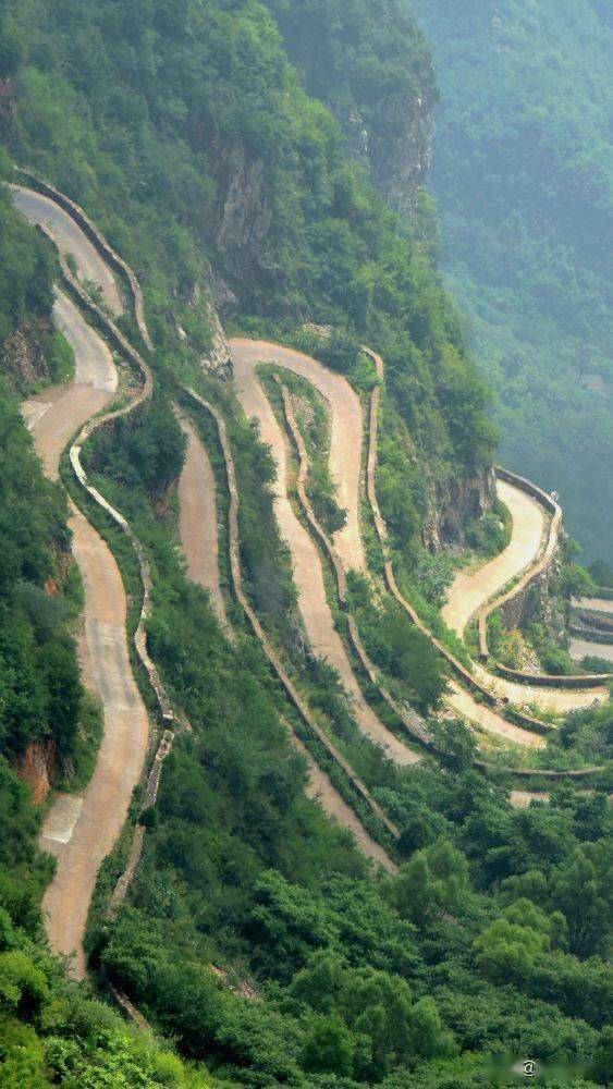环绕在悬崖峭壁上的太行天路